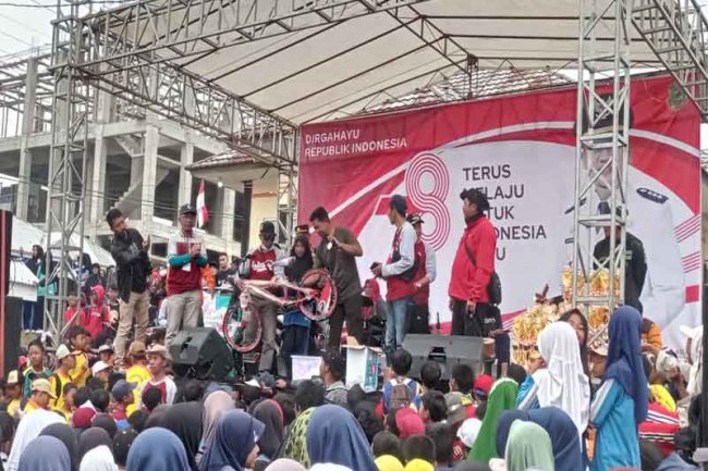 DEKAT DENGAN WARGA DANRAMIL 05/BATUR BESERTA ANGGOTA IKUTI JALAN SEHAT 