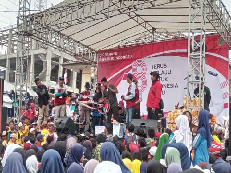 DEKAT DENGAN WARGA DANRAMIL 05/BATUR BESERTA ANGGOTA IKUTI JALAN SEHAT 