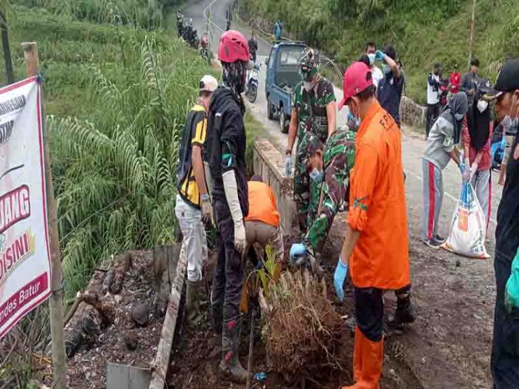 KORAMIL 05/BATUR  BESERTA UNSUR TERKAIT MELAKSANAKAN KARYA BAKTI