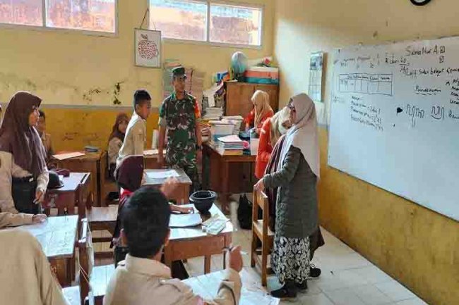 Babinsa lakukan pendampingan bulan imunisasi anak sekolah