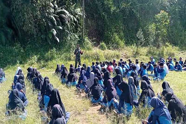 Tanamkan Kedisiplinan Babinsa Koramil 05/Batur latih PBB di SMP N 1 Batur 