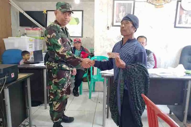 Pastikan aman Babinsa dampingi penyaluran BLT DD kepada Masyarakat 