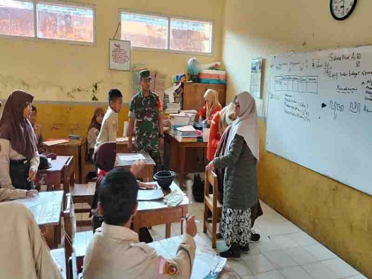 Babinsa lakukan pendampingan bulan imunisasi anak sekolah