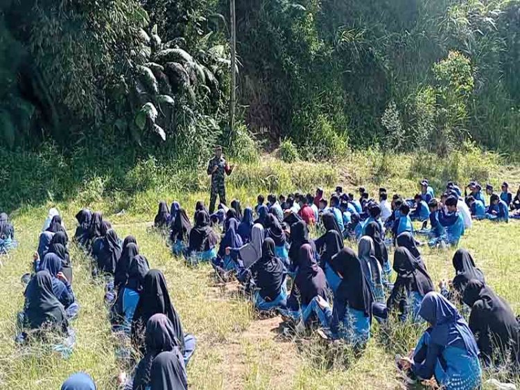 Tanamkan Kedisiplinan Babinsa Koramil 05/Batur latih PBB di SMP N 1 Batur 