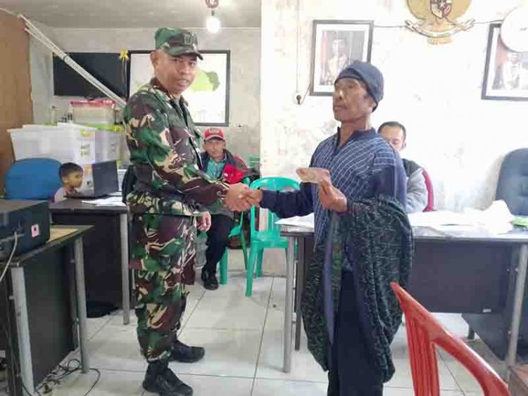 Pastikan aman Babinsa dampingi penyaluran BLT DD kepada Masyarakat 