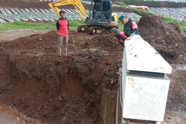 Cegah Banjir Babinsa ikut mendampingi pengerukan tanah di gorong-gorong 