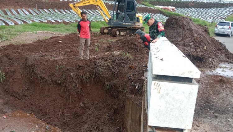 Cegah Banjir Babinsa ikut mendampingi pengerukan tanah di gorong-gorong 