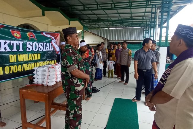 Wujudkan Kemanunggalan TNI Bersama Rakyat Dengan Kegiatan Jumat Barokah