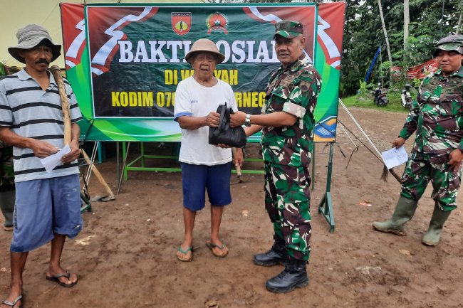 Peduli Warga Kurang Mampu Dalam Wujud Bakti Sosial Untuk Kemanunggalan TNI Bersama Rakyat Dengan Kegiatan Pembagian Sembako