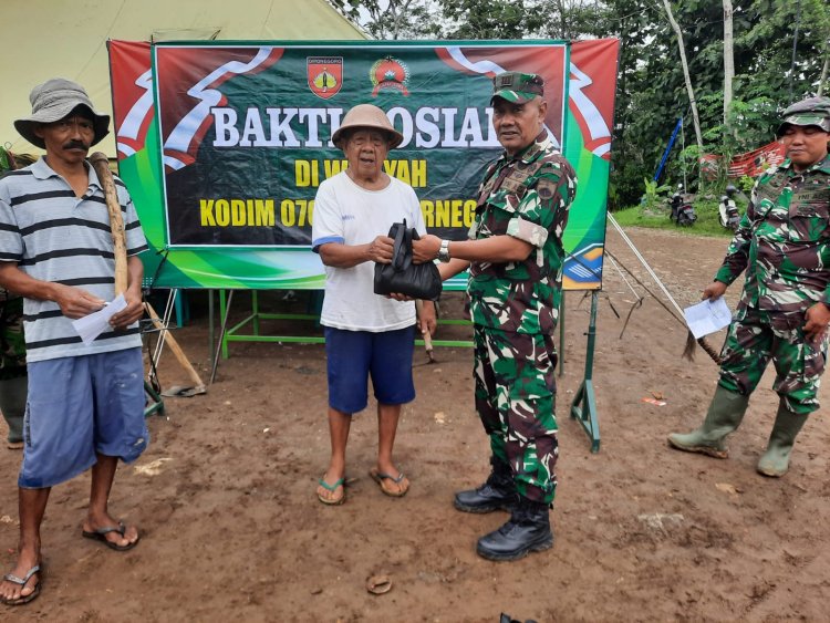 Peduli Warga Kurang Mampu Dalam Wujud Bakti Sosial Untuk Kemanunggalan TNI Bersama Rakyat Dengan Kegiatan Pembagian Sembako