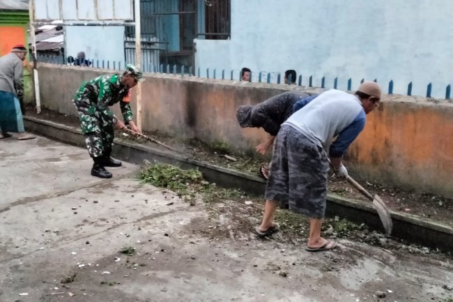 Wujudkan Lingkungan Bersih Babinsa Kerja Bakti Bersama Warga Binaan 