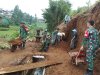 Antisipasi Longsor Babinsa Bantu Kerja Bakti Pembuatan Tanggul Penahan Longsor 