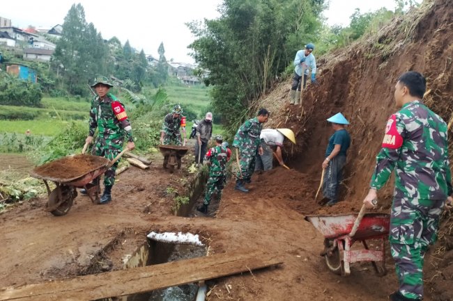 Antisipasi Longsor Babinsa Bantu Kerja Bakti Pembuatan Tanggul Penahan Longsor 