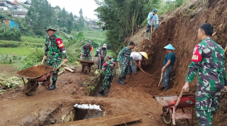 Antisipasi Longsor Babinsa Bantu Kerja Bakti Pembuatan Tanggul Penahan Longsor 