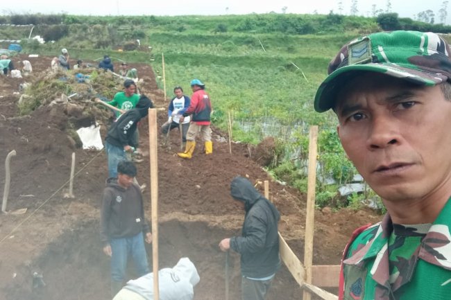 Babinsa Batur Awasi Penggalian Pondasi Pembangunan KDKMP di Pekasiran