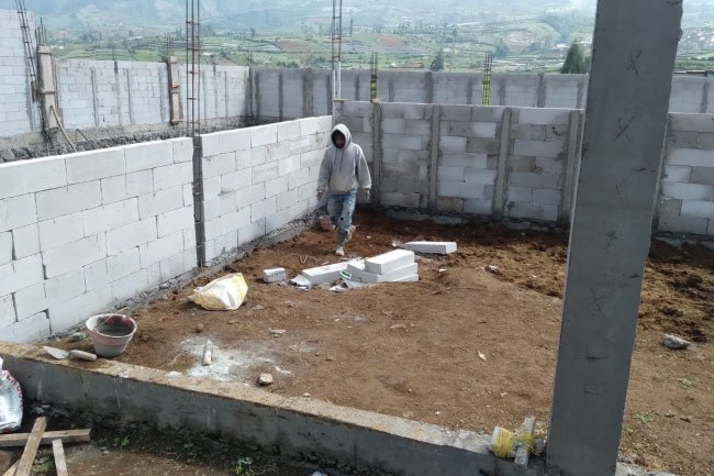 Babinsa Batur Dampingi Pemasangan Bata KDKMP di Desa Padurenan