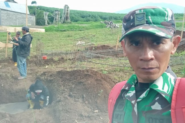 Babinsa Batur Dampingi Pengerjaan Pondasi KDKMP di Pekasiran