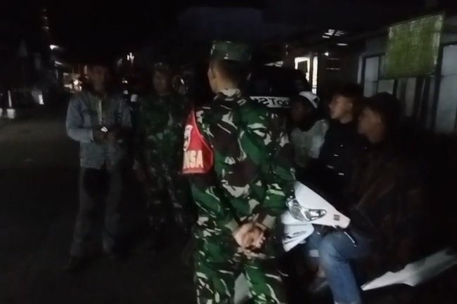 Pastikan Aman Dan Kondusif Babinsa Rutin Laksanakan Patroli Malam