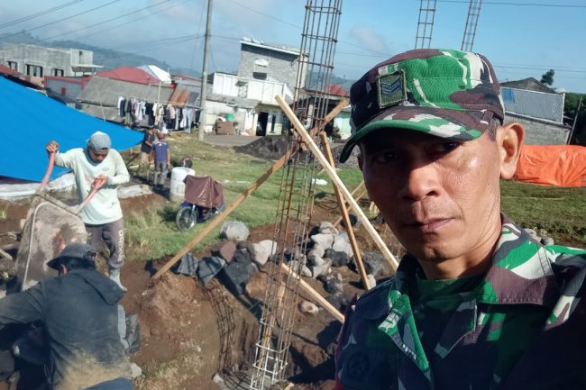 Babinsa Batur Dampingi Pengerjaan Pondasi KDKMP di Desa Pekasiran