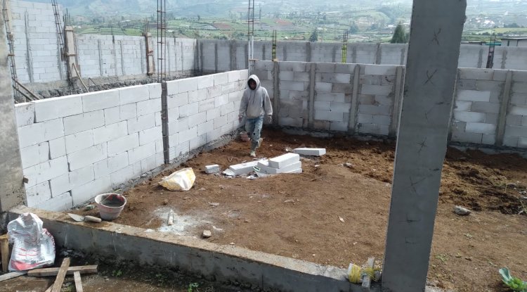Babinsa Batur Dampingi Pemasangan Bata KDKMP di Desa Padurenan