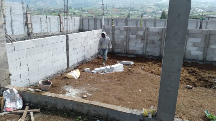 Babinsa Batur Dampingi Pemasangan Bata KDKMP di Desa Padurenan