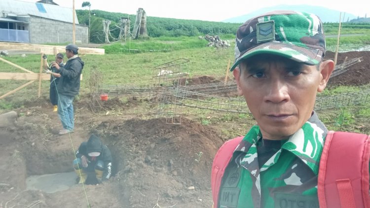 Babinsa Batur Dampingi Pengerjaan Pondasi KDKMP di Pekasiran