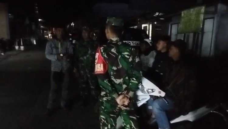 Pastikan Aman Dan Kondusif Babinsa Rutin Laksanakan Patroli Malam